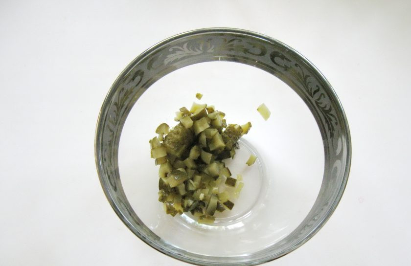 1. Этап. Салат из свеклы с зеленым горошком: Два небольших маринованных огурца мелко нарежьте и выложите в салатник.