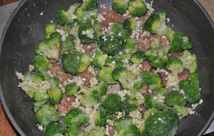 1. Этап. Рыба с брокколи: Сверху на рыбу выложите разобранную на соцветия брокколи и выдавленный чеснок.