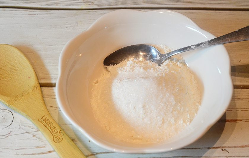 1. Этап. Кокосовые блинчики: 1. Смешайте муку, рисовую муку, соль, разрыхлитель и сахар.