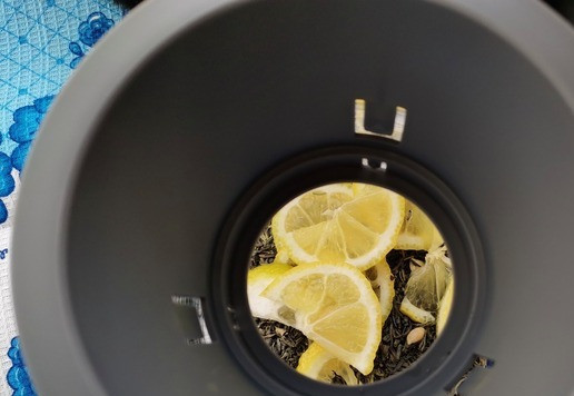 1. Этап. Имбирный чай с розмарином: пять кружков лимона.