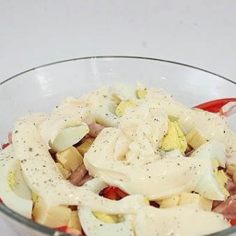 Салат с помидорами, ветчиной и сыром