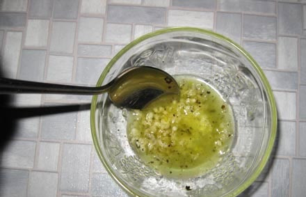 1. Этап. Рулет из лаваша с ветчиной и сыром: 2. И соедините его с оливковым маслом. Как следует перемешайте, при необходимости добавьте щепотку перца и соли, например.