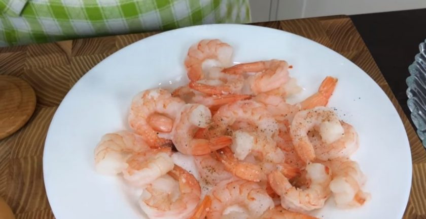 1. Этап. Закуска из манго с креветками: 1. Креветки разморозьте, очистите хвостики по желанию. Посолите, поперчите, полейте лимонным соком и оставьте на 10 минут.