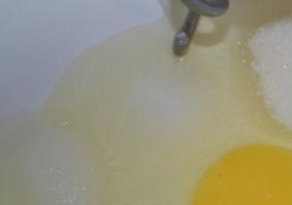 1. Этап. Тесто для пельменей на минералке: 1. Замешивать такое тесто для пельменей на минералке можно вручную, а можно при помощи миксера и спиральных насадок (для теста). Сразу взбиваем яйцо до состояния пены.