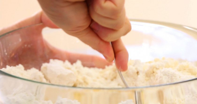 1. Этап. Кейкпопсы Валентинки: 3. Теперь замешайте тесто. Вначале ложкой, а потом руками. Сделайте однородную массу.