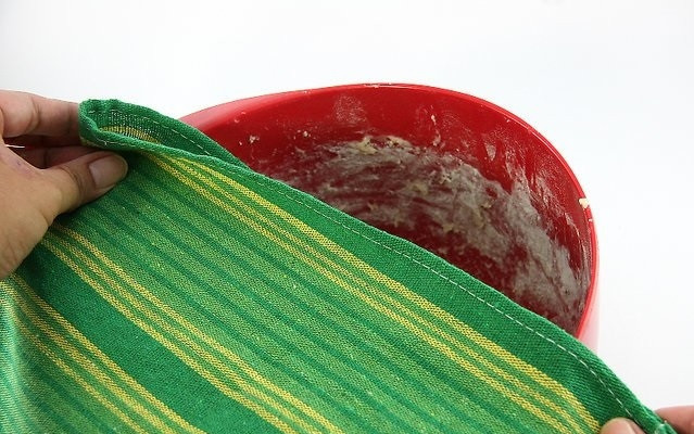 1. Этап. Рецепт воздушных пончиков: 4. Готовое тесто накройте полотенцем и оставьте подходить на часик-полтора.