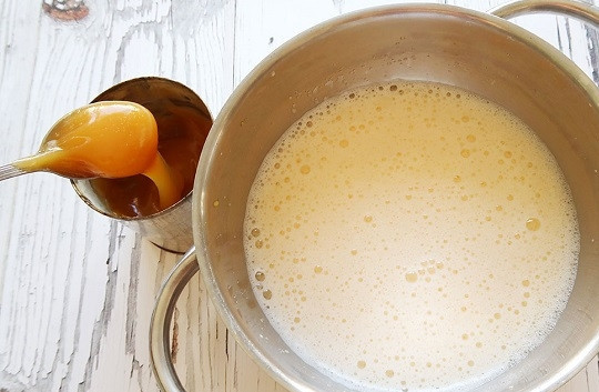 1. Этап. Кекс с орехами: 1. Яйца взбейте до бела. Добавьте сгущенку или сахар.