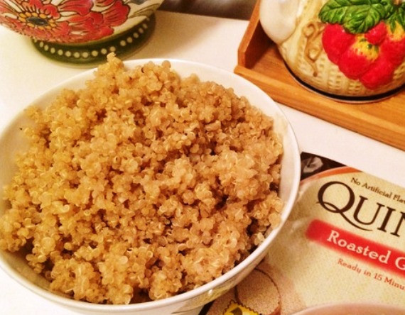 1. Этап. Салат с киноа, шпинатом и грибами: Отварите крупу согласно инструкции на упаковке.