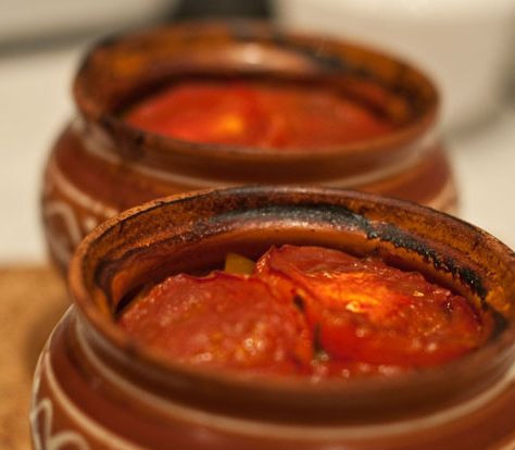 1. Этап. Телятина в горшочках с картошкой: Добавляем в каждый горшочек пару капель табаско и заливаем все томатным соком так, чтобы он почти полностью накрывал помидоры, но не доходил до краев горшочка (иначе будет брызгать). Ставим горшочки в духовку (холодную) и включаем температуру 200 градусов, запекаем мясо с картофелем и овощами час. По прошествии времени убавляем температуру до 150 градусов, снимаем с горшочков крышки и готовим все еще 30 минут.