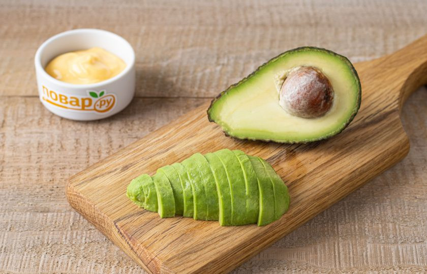 1. Этап. Теплые бутерброды с авокадо и помидорами: Авокадо очистите от кожуры, удалите косточку и нарежьте на ломтики средней толщины.