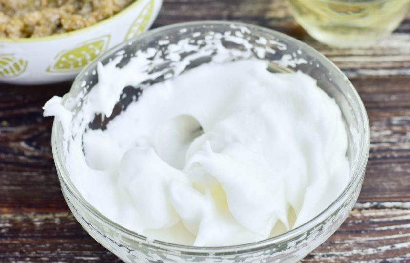 1. Этап. Суфле из баклажанов: Взбейте миксером яичный белок.