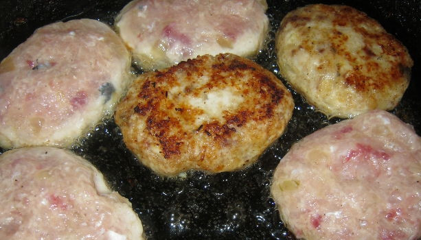 1. Этап. Сочные рыбные котлеты: Из рыбной массы формируем котлетки. Обжариваем их на раскаленной сковородке с обеих сторон по 10 минут. Котлеты должны зарумяниться.