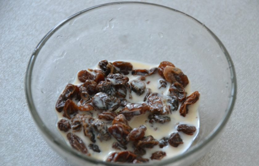 1. Этап. Ленивый яблочный штрудель: Изюм промойте и замочите его двумя столовыми ложками коньяка, рома или ликера.