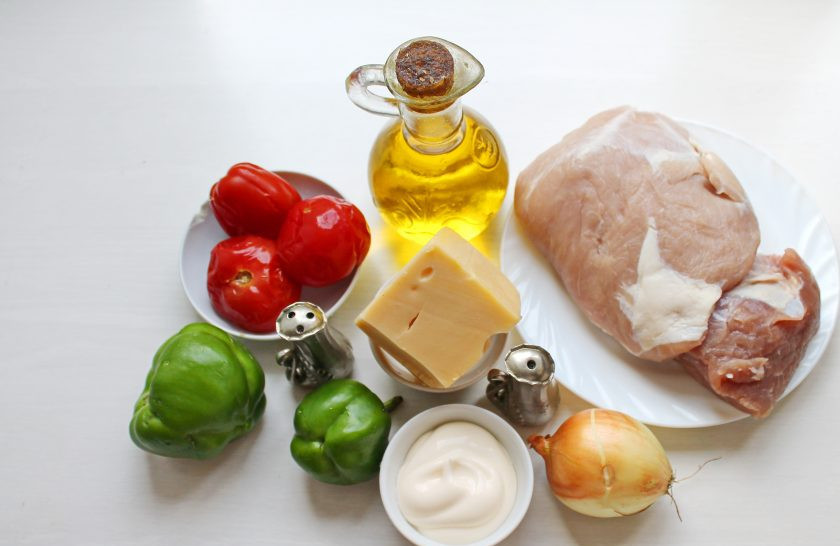 1. Этап. Свинина с маринованными помидорами: Подготовьте все необходимые ингредиенты для приготовления свинины с маринованными помидорами.