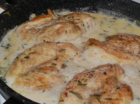 1. Этап. Куриная грудка с розмарином: В соус верните куриную грудку, слегка потомите ее на небольшом огне, медленно проворачивая, чтобы она покрылась соусом.