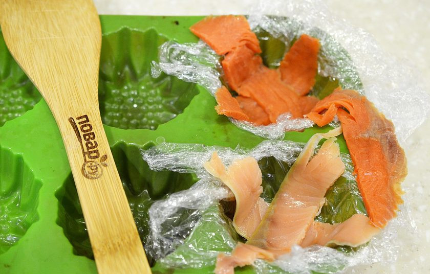 1. Этап. Праздничная закуска с семгой: 3. Выложите полоски семги в форму крест накрест.