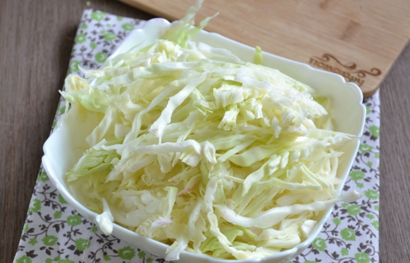 1. Этап. Капуста, маринованная со свеклой в банке: Капусту мелко нашинкуйте при помощи специальной терки (или используйте для этого нож).