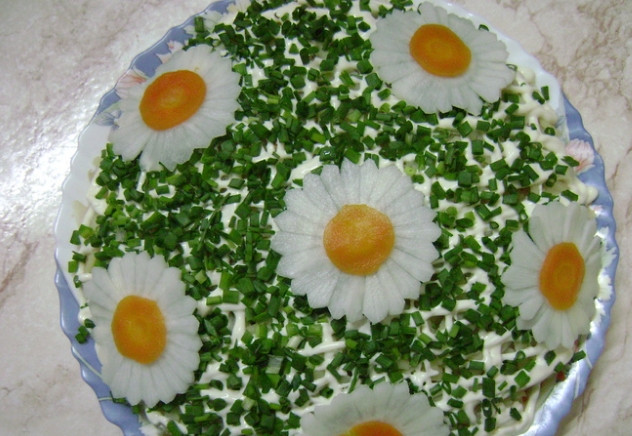 1. Этап. Салат с хреном: 4. Поверху разложите ромашки. Поставьте в холодильник на два часа настояться. Затем можете подавать эту красоту на стол.