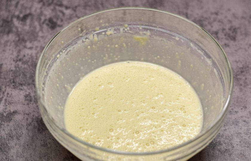 1. Этап. Блинчики с творожным кремом: Далее влейте в тесто стакан крутого кипятка и перемешайте.