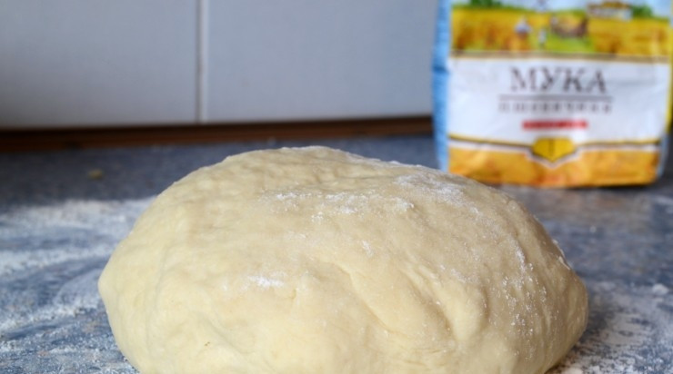 1. Этап. Плацинды с творогом: Оставьте тесто под полотенцем при комнатной температуре на 30 минут.