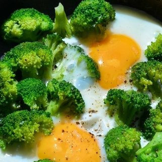 Яичница с брокколи
