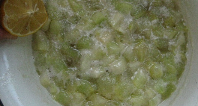 1. Этап. Варенье из дыни на зиму с лимоном: 4. Спустя указанное время добавляем лимонный сок и отправляем массу на огонь. Доводим до кипения — и отставляем на 8-10 часов.