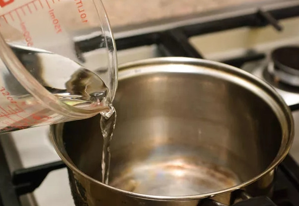 1. Этап. Каша из геркулеса на воде: 1. Первым делом налейте в небольшой сотейник воду и поставьте на огонь.