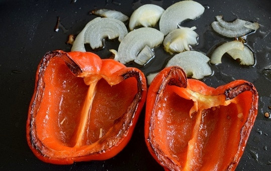 1. Этап. Пряный картофельный салат с укропом: Лук нарежьте полукольцами. Перец разрежьте на две части, удалите плодоножку и семена. Поместите на противень срезом вниз, полейте оливковым маслом и накройте фольгой. Запекайте овощи в разогретой духовке в течение 25 минут.