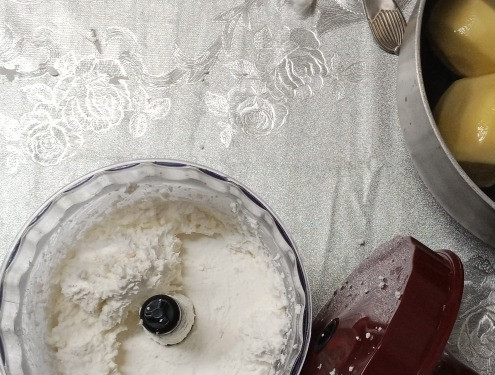 1. Этап. Сырники с морской капустой: Творог измельчить при помощи блендера.