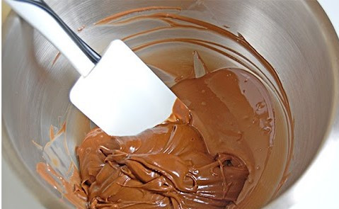 1. Этап. Торт Царский: Шоколад растапливаем на водяной бане.