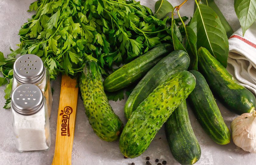 1. Этап. Малосольные огурцы в вакууме: Подготовьте указанные ингредиенты.