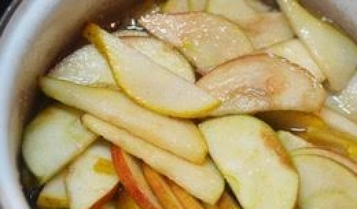 1. Этап. Варенье из груш и яблок: 5. Дождитесь пока яблоки пустят сок.