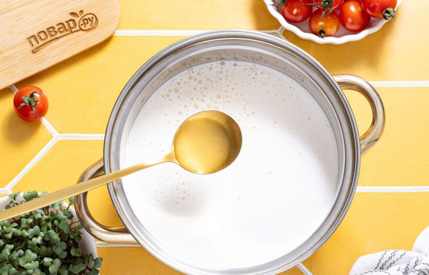 1. Этап. Крем-сыр из миндаля: Влейте лимонный сок в подогретое миндальное молоко. Все перемешайте. Снимите кастрюлю с плиты, накройте крышкой и оставьте на 1-2 часа.