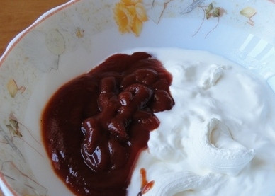 1. Этап. Ёжики с подливой: Смешиваем сметану с томатной пастой, добавляем примерно полстакана воды, все хорошо размешиваем.