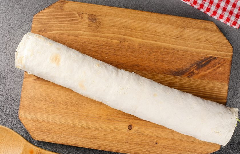 1. Этап. Рулет из лаваша с крабовыми палочками: Аккуратно сверните лаваши в плотный рулет. Отправьте в холодильник на 30 минут, а затем нарежьте на порции и подавайте к столу.