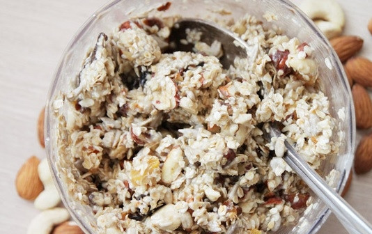 1. Этап. Батончик мюсли своими руками: Смешиваем овсяные хлопья с орехами, семечками и сухофруктами. Смешиваем всё с банановой смесью.