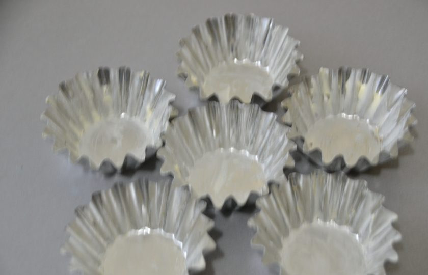 1. Этап. Кекс Майский: Пока тесто на расстойке, подготовьте формочки. Если формочки силиконовые, то они уже готовы к заполнению, металлические формочки смажьте маслом и присыпьте мукой.