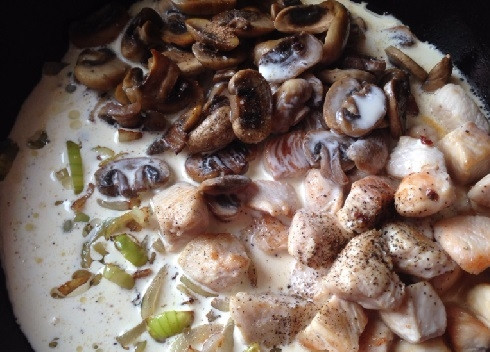 1. Этап. Курица в сливочном соусе с грибами: Добавим к луку обжаренные грибы и курицу, заливаем все сливками и добавляем специи.