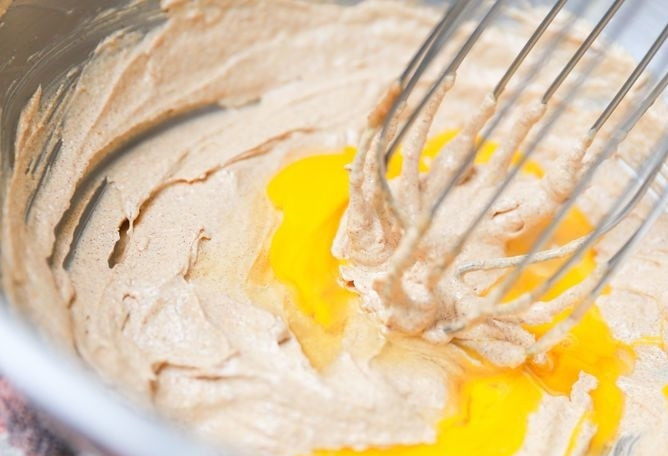 1. Этап. Кекс с изюмом: 2. По одному вводите яйца, продолжая взбивать.