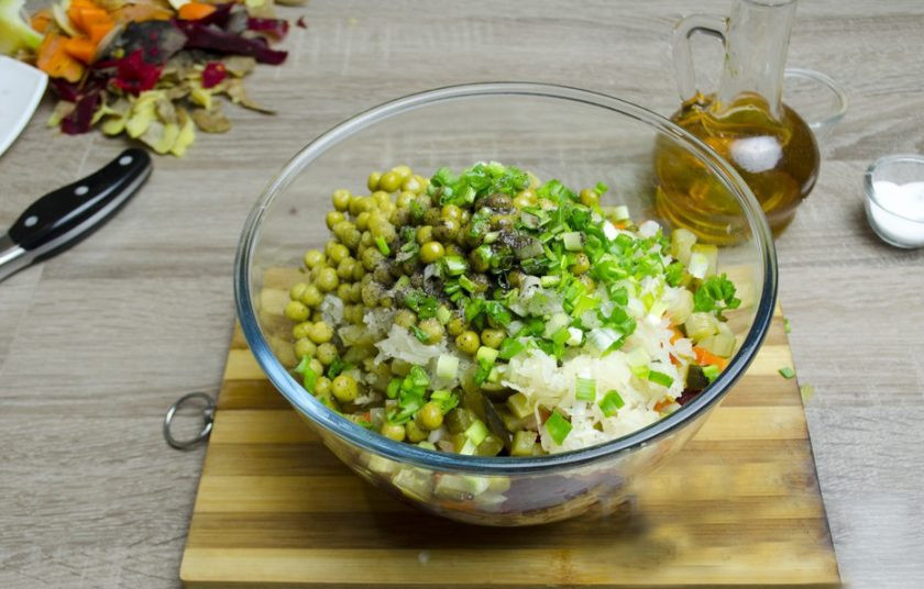 1. Этап. Винегрет Простой: Добавьте также зеленый горошек, соль, перец по вкусу.