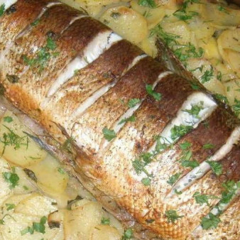 Муксун запеченный с картофелем