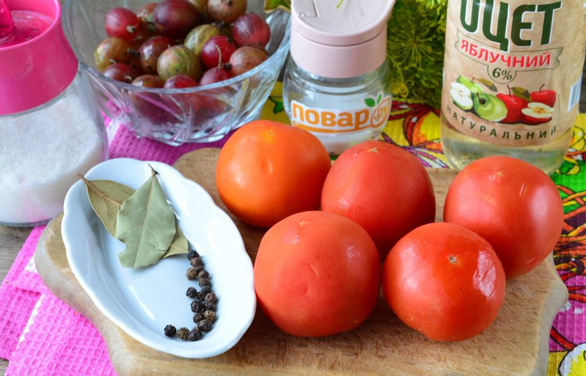 1. Этап. Помидоры с крыжовником на зиму: Подготовьте все ингредиенты.