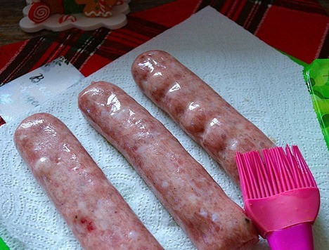 1. Этап. Купаты из индейки с апельсиново-мандариновым соусом: Купаты тщательно промокнуть бумажным полотенцем, смазать оливковым маслом.