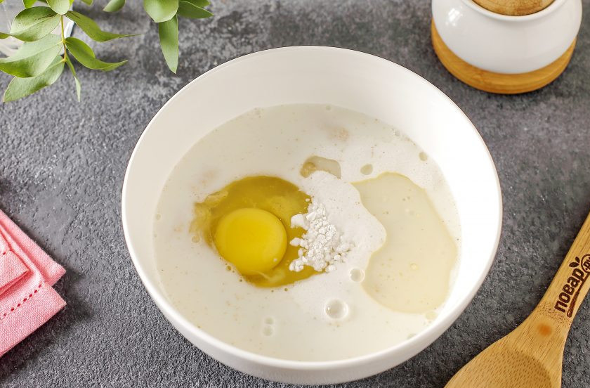 1. Этап. Блины из овсянки без муки: Затем добавьте яйцо, сахар, соль, масло и разрыхлитель.