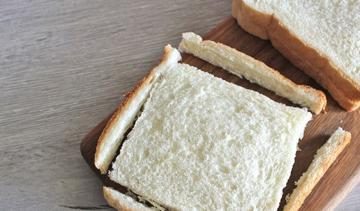 1. Этап. Омлет с хлебными рулетиками: У ломтика тостового хлеба обрезать со всех сторон корочку.