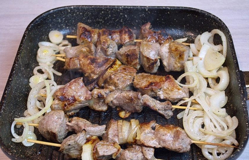 1. Этап. Шишкебек: На сковороде-гриль обжарьте со всех сторон шашлычки. Её предварительно нужно очень хорошо разогреть, но после уменьшите огонь до среднего и жарьте шашлычки именно так.