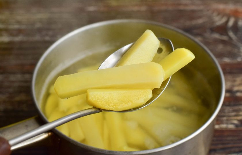 1. Этап. Картошка фри как в Макдональдсе: Воду доведите до кипения, добавьте в нее 3 щепотки соли, выложите картофель. Варите его 5 минут. Затем достаньте его и вытрите бумажным полотенцем лишнюю воду.