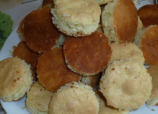 1. Этап. Бисквитные пирожные с кремом: 7. С помощью выемок или стакана вырежьте небольшие кружочки. Это будут коржи наших пирожных.