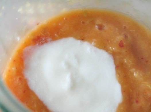 1. Этап. Смузи для детей: Добавляем йогурт и перемешиваем блендером.