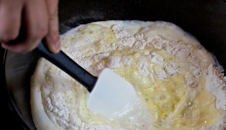 1. Этап. Испанские булочки Улитки: Замесите тесто. Просейте муку с дрожжами. Добавьте соль, сахар, растительное масло, воду. Замешивайте тесто руками или миксером около 10 минут. Потом уберите под плёнку в тёплое место на два часа.